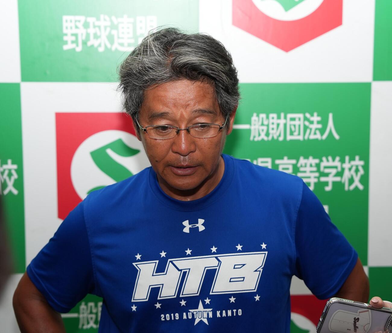 花咲徳栄対武蔵越生　武蔵越生に勝利し囲み取材に応じる花咲徳栄・岩井隆監督（撮影・小島史椰）