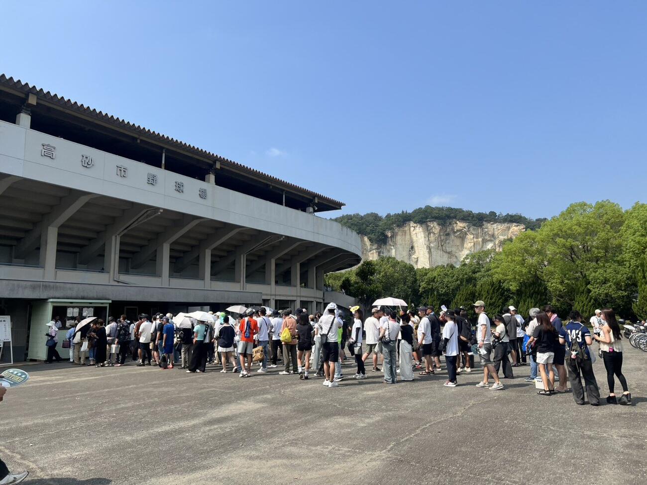 明石商対報徳学園の好カード対決に朝から多くの人が球場に足を運んだ（撮影・佐藤妙月）