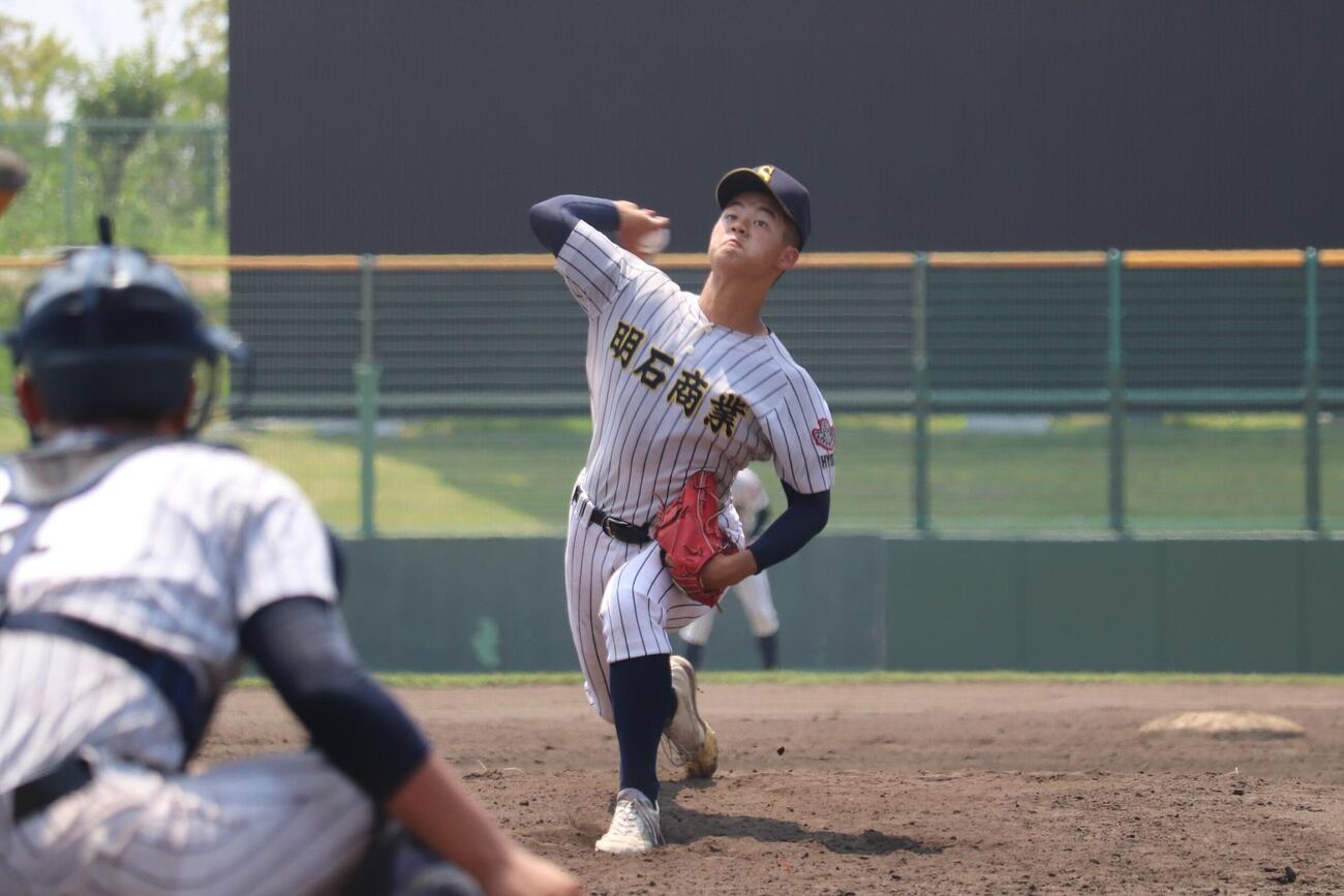 報徳学園戦に先発した明石商・仲吉泰清投手（撮影・佐藤妙月）