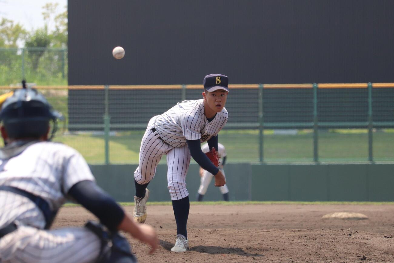 報徳学園戦に先発した明石商・仲吉泰清投手（撮影・佐藤妙月）