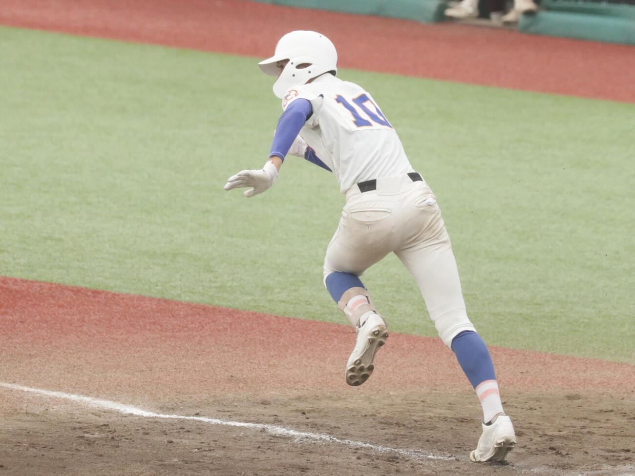 水沢対盛岡大付　サヨナラ打を放った盛岡大付・中桐銀二郎（撮影・高橋香奈）