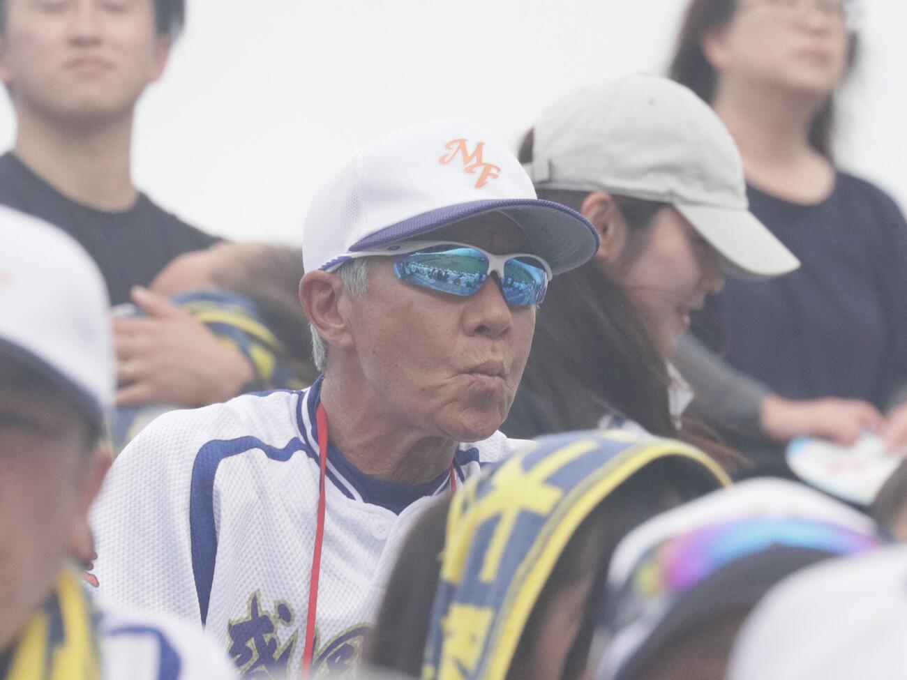 水沢対盛岡大付　応援にかけつけた柳葉敏郎（撮影・高橋香奈）