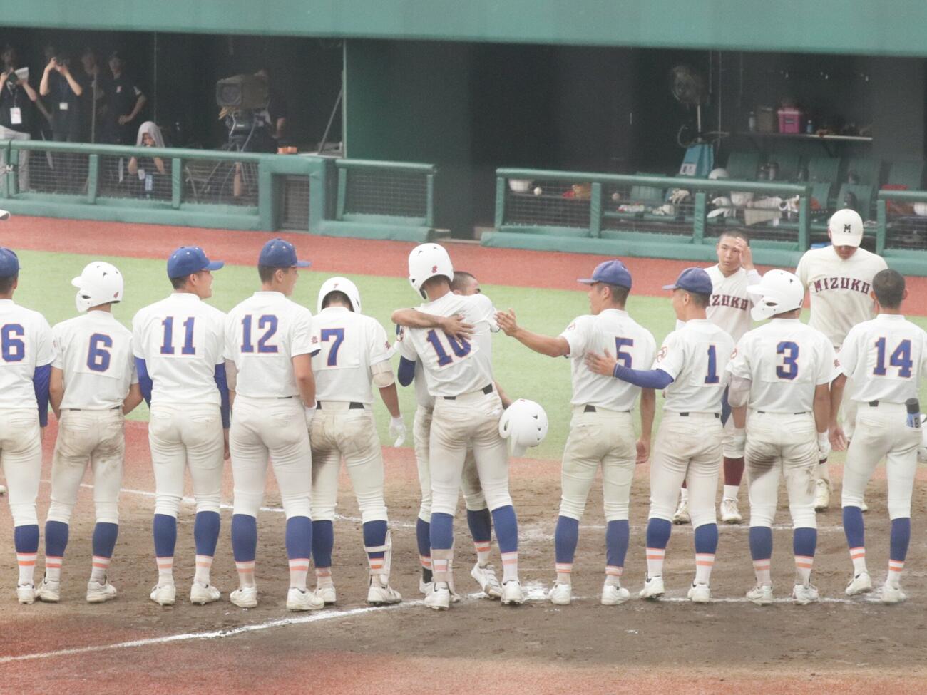 水沢対盛岡大付　サヨナラ打を放った盛岡大付・中桐銀二郎投手に仲間が抱擁する（撮影・高橋香奈）
