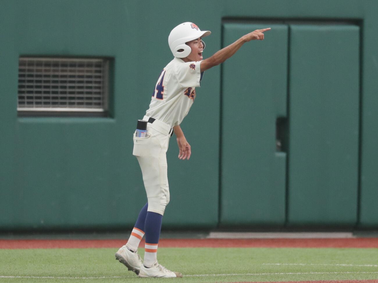 水沢対盛岡大付　三塁ランナーコーチとして声を張り上げる盛岡大付・柳葉一路（撮影・高橋香奈）