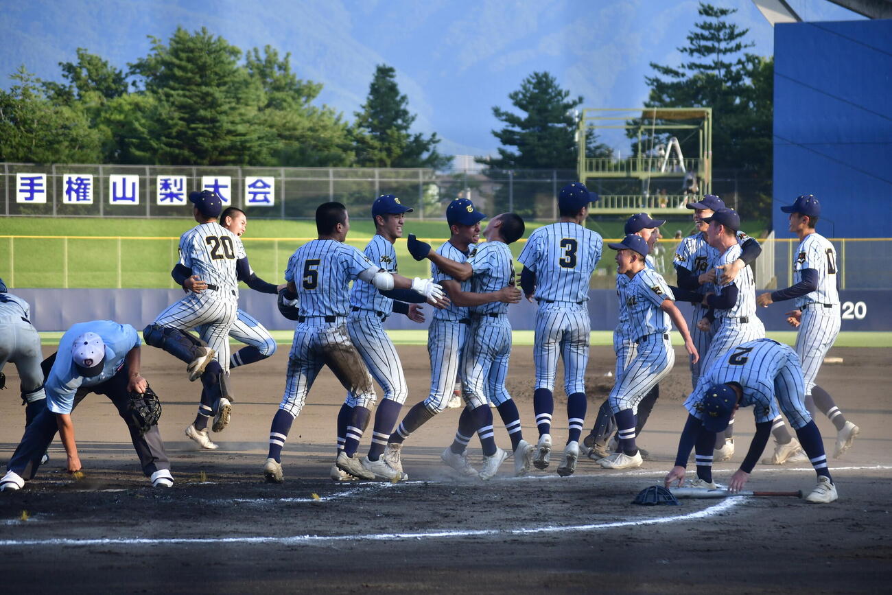 延長11回タイブレークの末に勝利をつかみ喜ぶ東海大甲府ナイン（撮影・平山連）