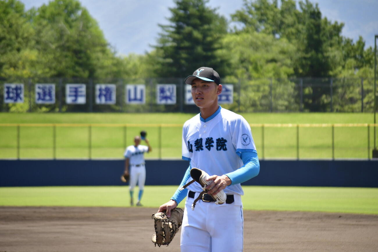 延長10回から登板した山梨学院・菰田（撮影・平山連）