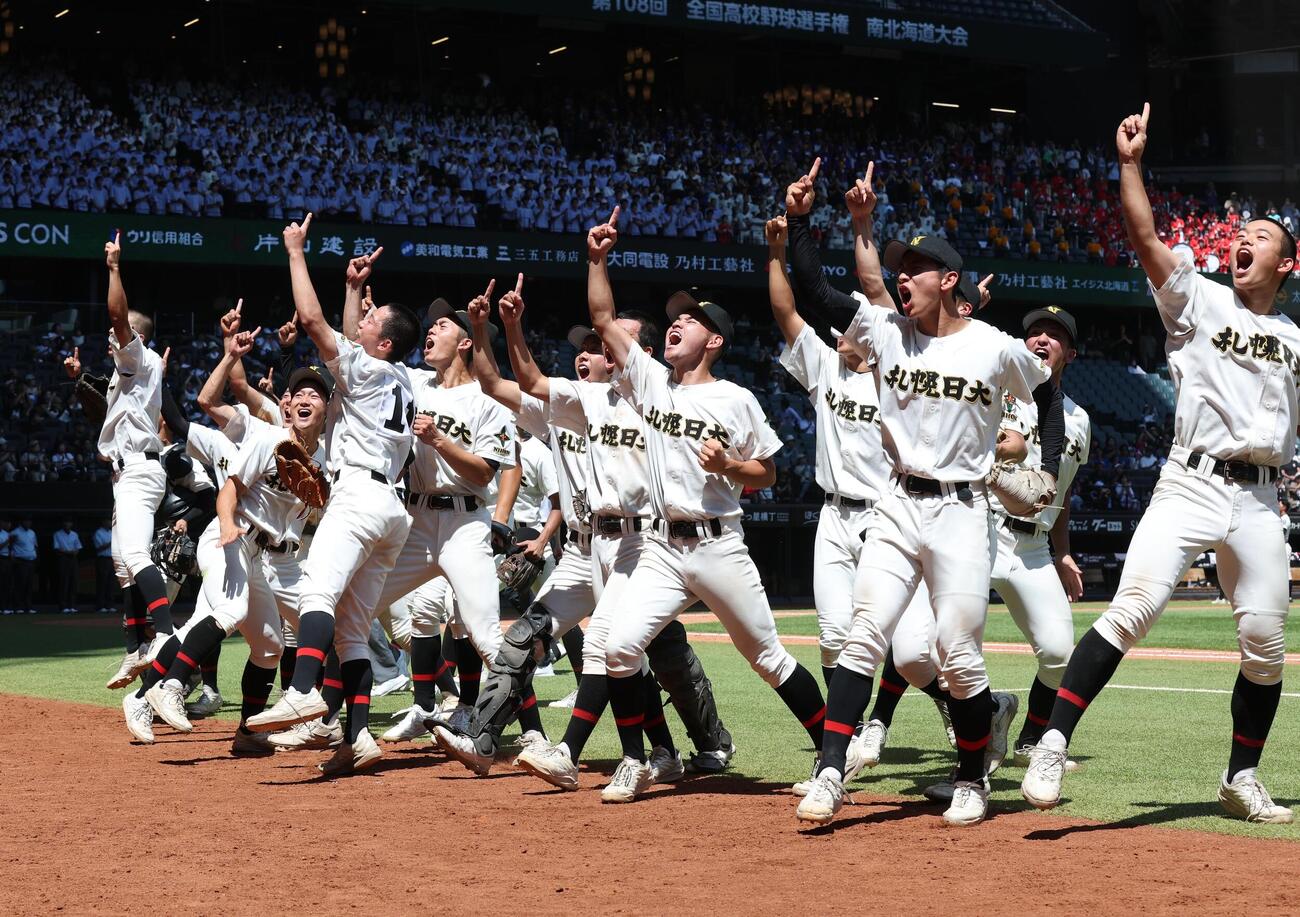 札幌日大対駒大苫小牧　優勝し喜ぶ札幌日大ナイン（撮影・黒川智章）