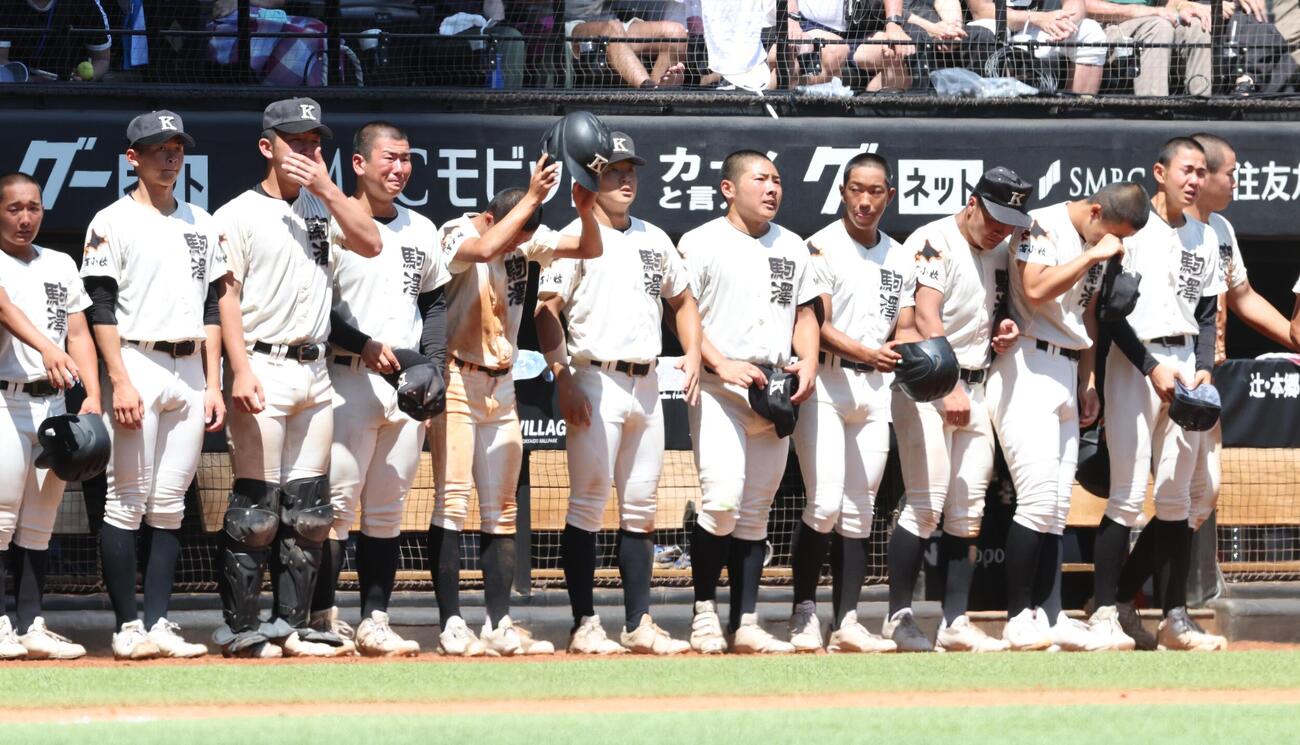 札幌日大対駒大苫小牧　決勝戦で敗れ涙する駒大苫小牧ナイン（撮影・黒川智章）