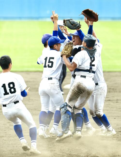 大曲工対横手 優勝し歓喜する佐藤宙斗(中央)ら横手の選手たち(撮影・江口和貴)