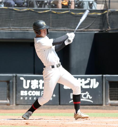札幌日大対駒大苫小牧 3回表札幌日大2死一、三塁、適時打を放つ川合黎(撮影・黒川智章)