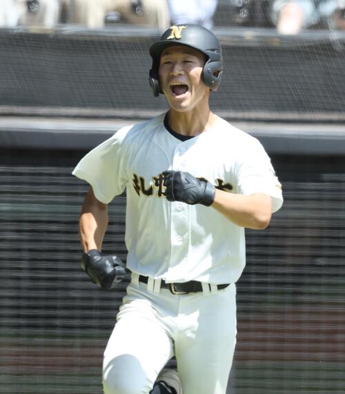 札幌日大対駒大苫小牧 4回表札幌日大無死、本塁打を放ち叫んで生還する久保友弦(撮影・黒川智章)