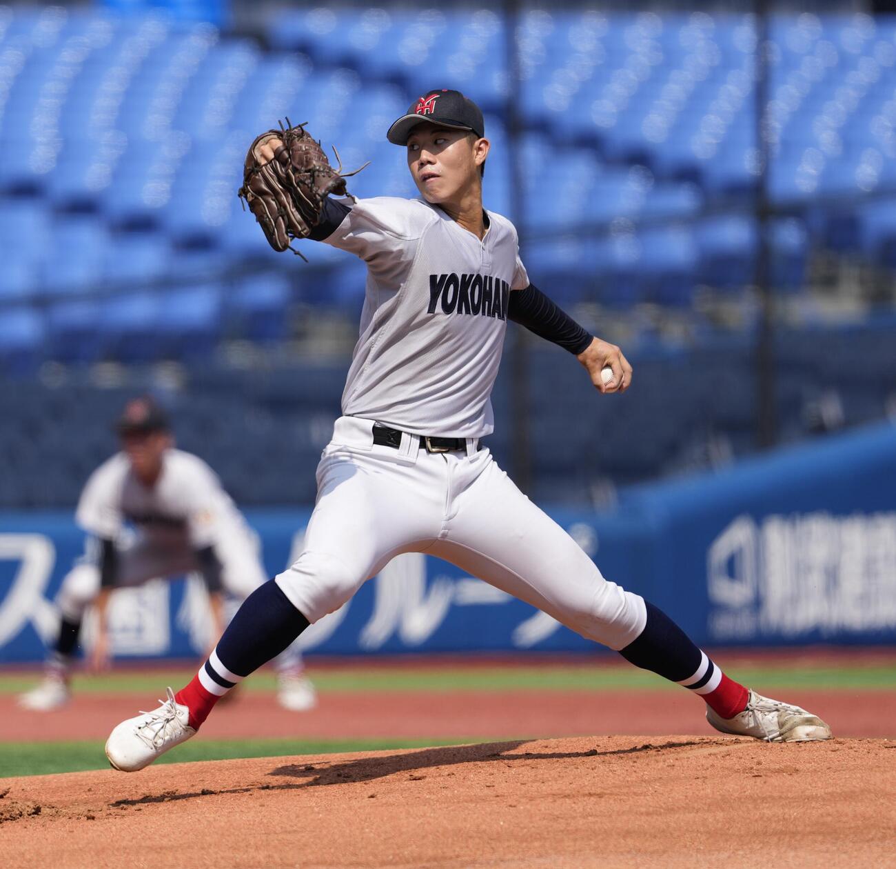 市ケ尾対横浜　力投する先発の横浜・小林鉄三郎（撮影・小島史椰）