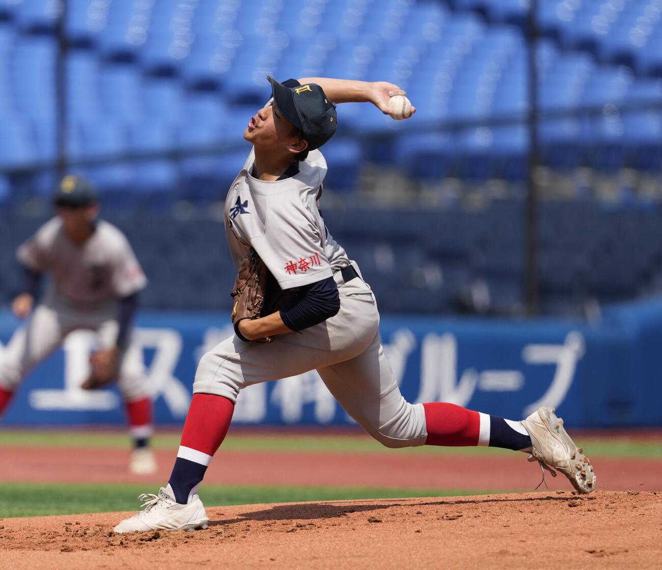 市ケ尾対横浜　力投する先発の市ケ尾・大塚遼（撮影・小島史椰）