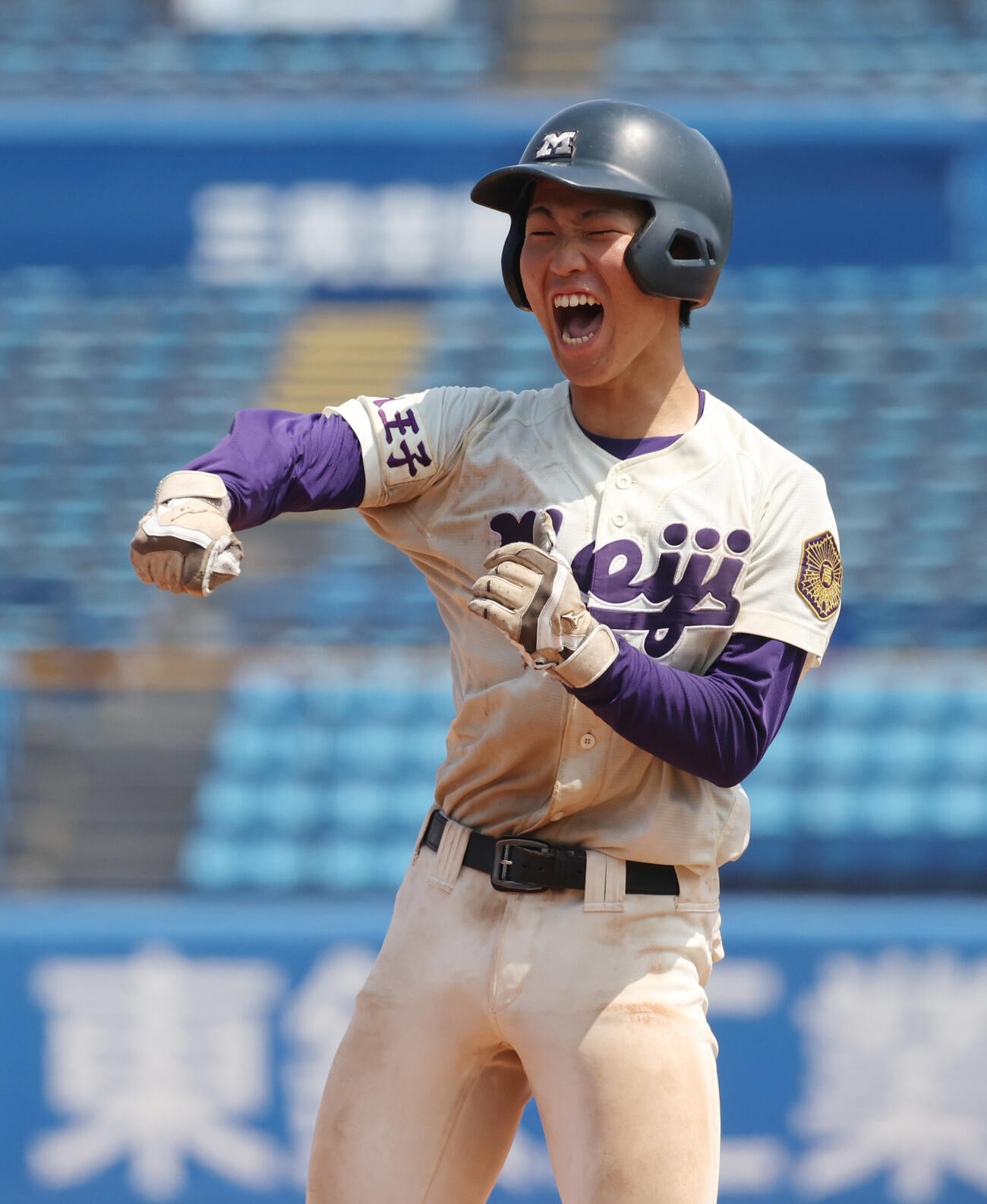 明大八王子対聖パウロ学園　6回表明大八王子2死三塁、山村幸太郎は適時打を放ちガッツポーズする（撮影・柴田隆二）