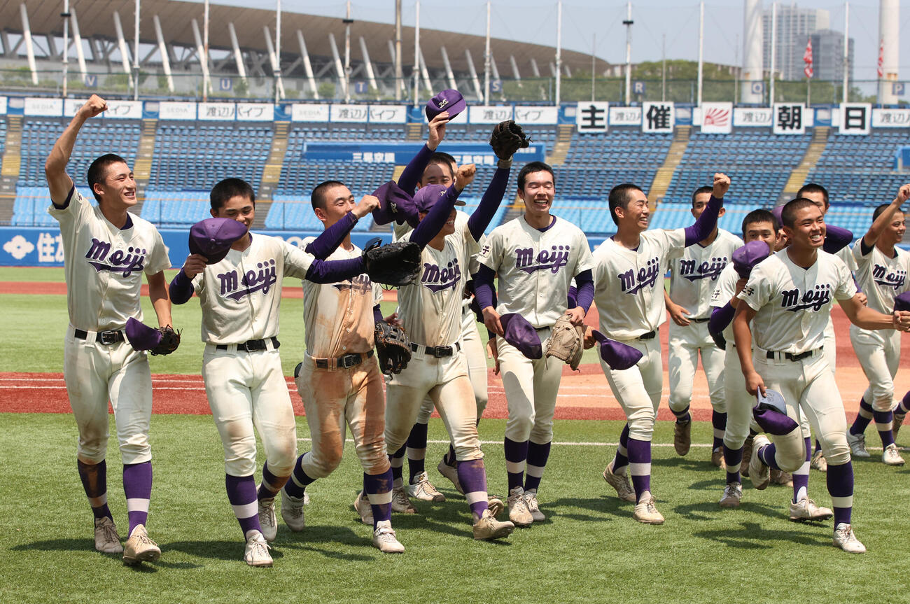 明大八王子対聖パウロ学園　勝利し喜ぶ明大八王子ナイン（撮影・柴田隆二）