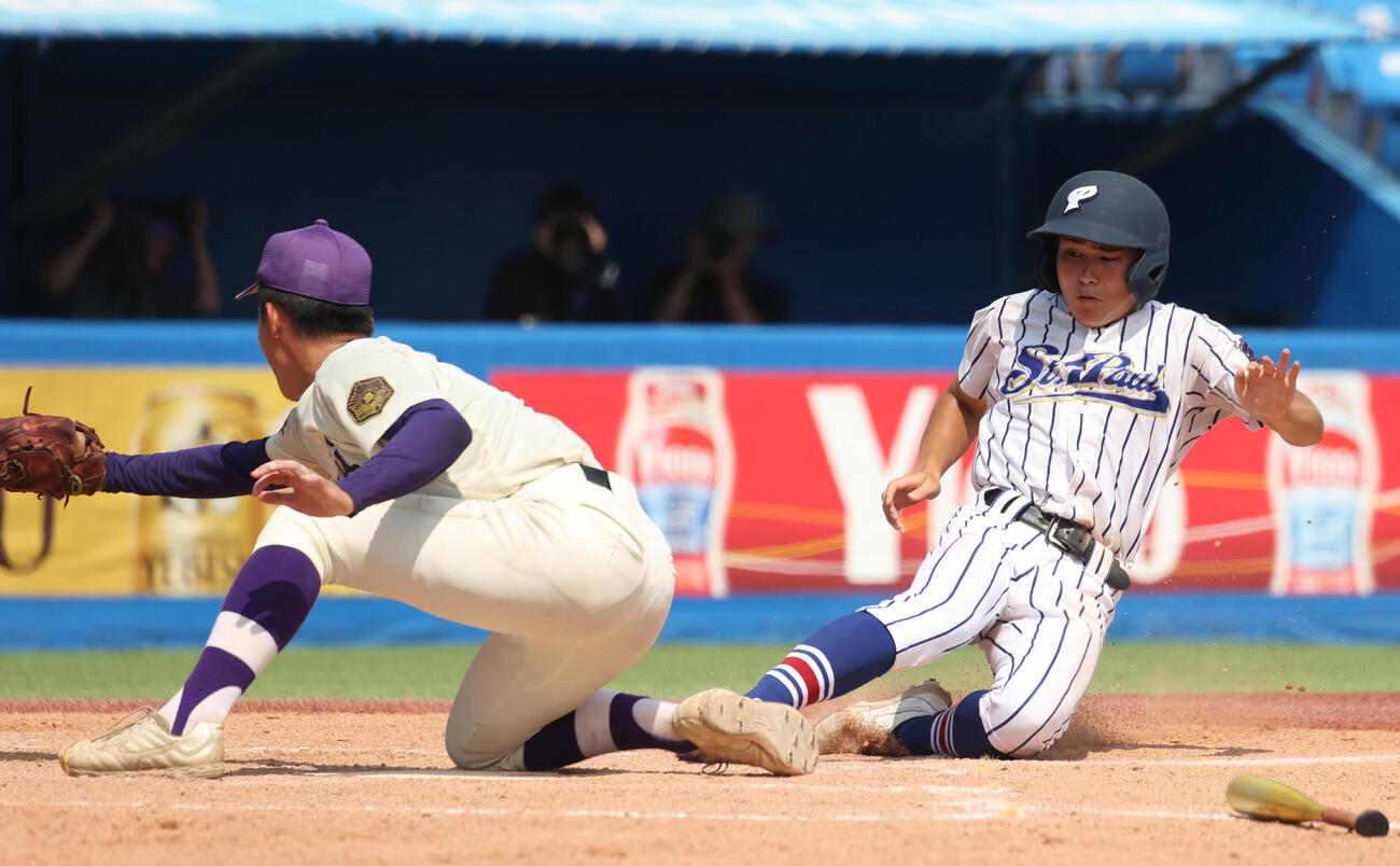 明大八王子対聖パウロ学園　3回裏聖パウロ学園2死一、二塁、西村一伽（左）の暴投で二塁走者冨沢颯音が生還する（撮影・柴田隆二）
