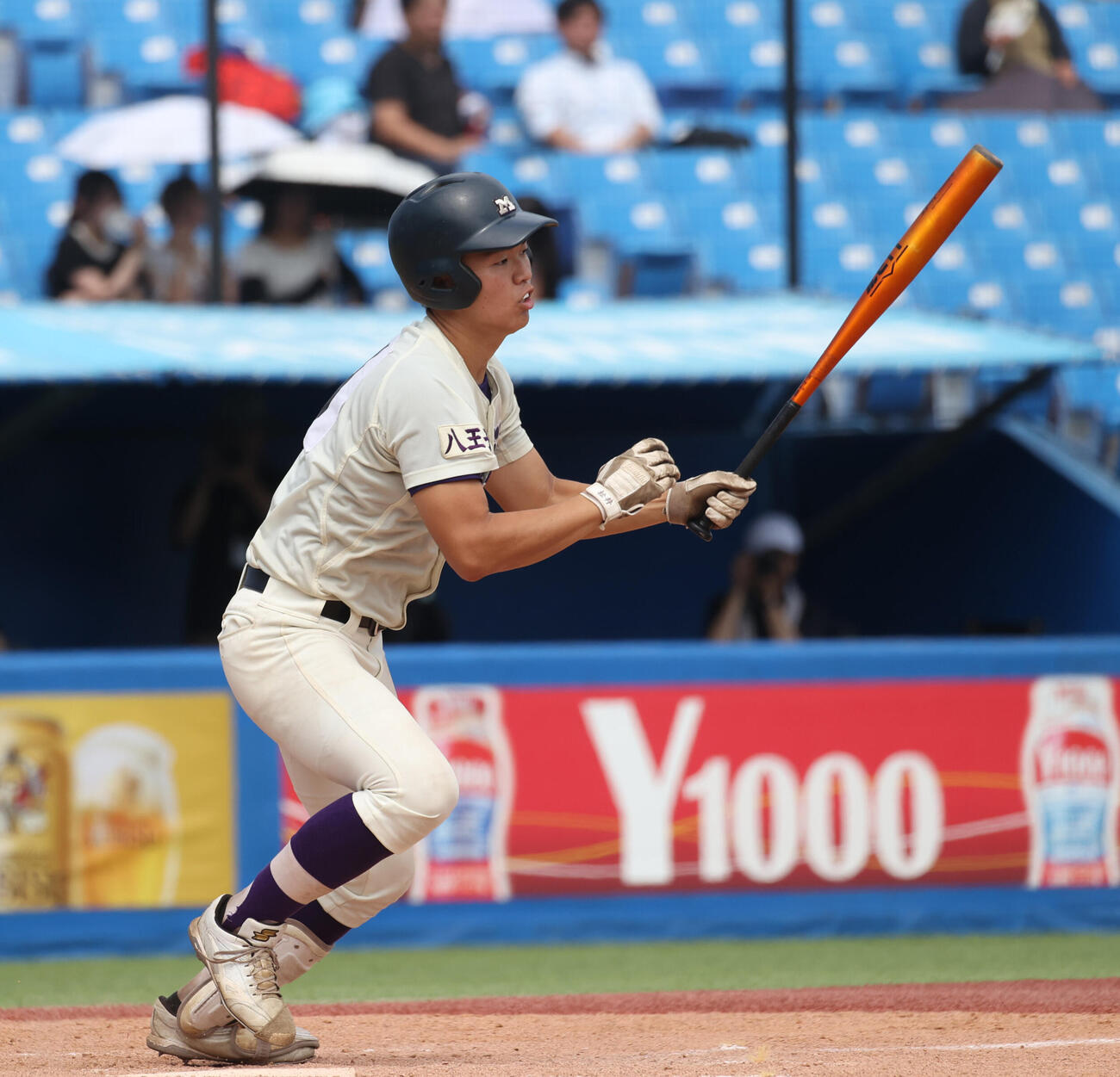 明大八王子対聖パウロ学園　5回表明大八王子無死満塁、松井悠久真は適時打を放つ（撮影・柴田隆二）