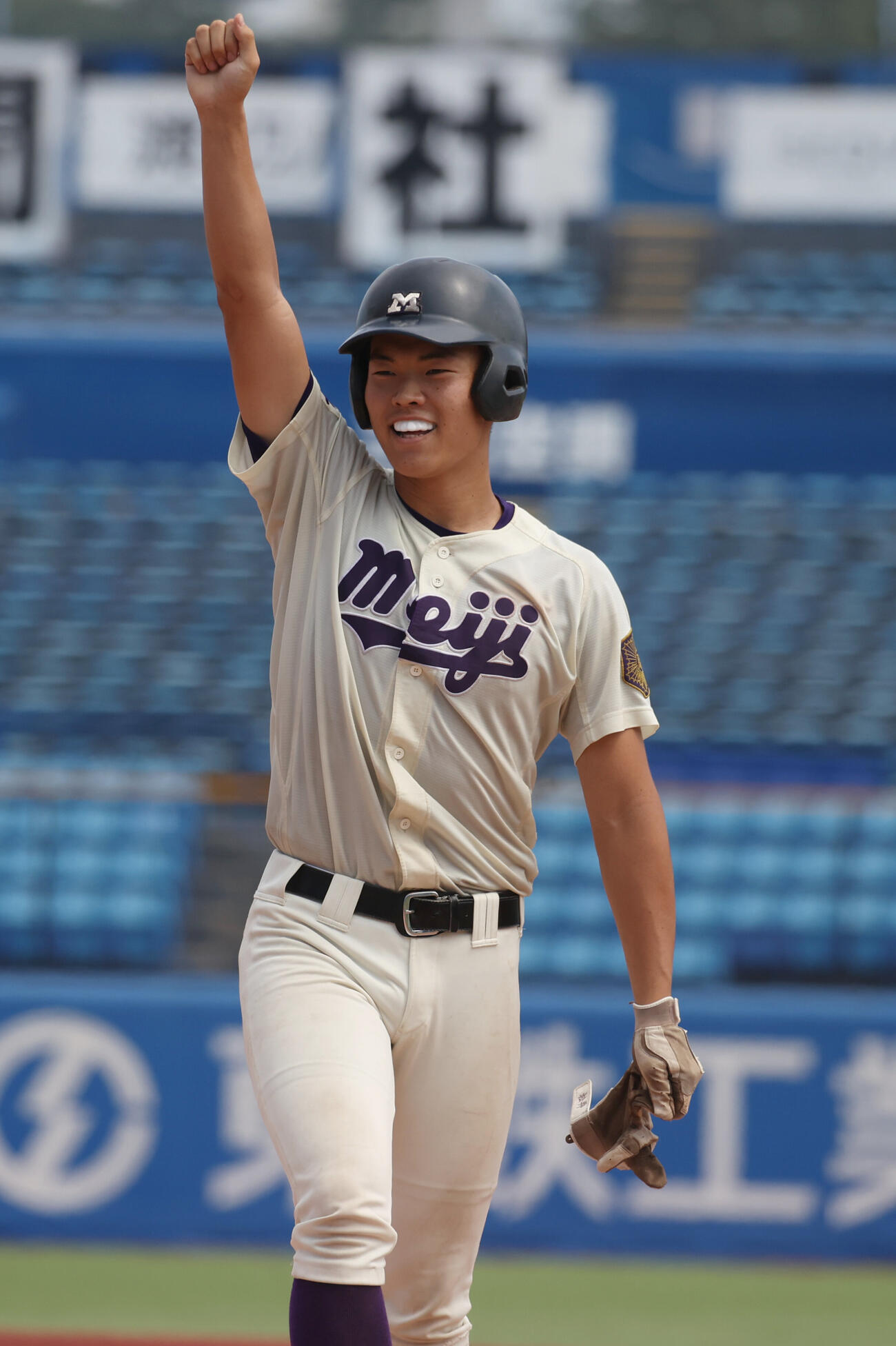 明大八王子対聖パウロ学園　5回表明大八王子無死満塁、松井悠久真は適時打を放ちガッツポーズする（撮影・柴田隆二）
