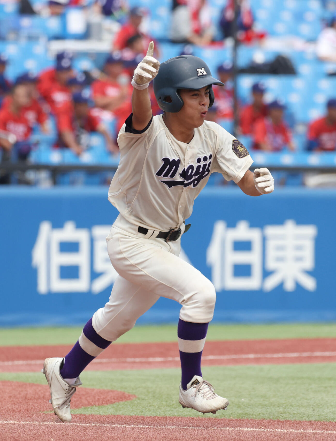 明大八王子対聖パウロ学園　5回表明大八王子1死満塁、菊森健介は適時打を放ちガッツポーズする（撮影・柴田隆二）