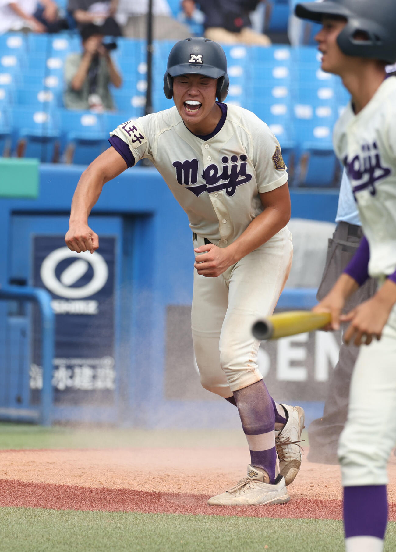 明大八王子対聖パウロ学園　5回表明大八王子1死満塁、菊森健介の適時打で二塁走者松井悠真が生還する（撮影・柴田隆二）
