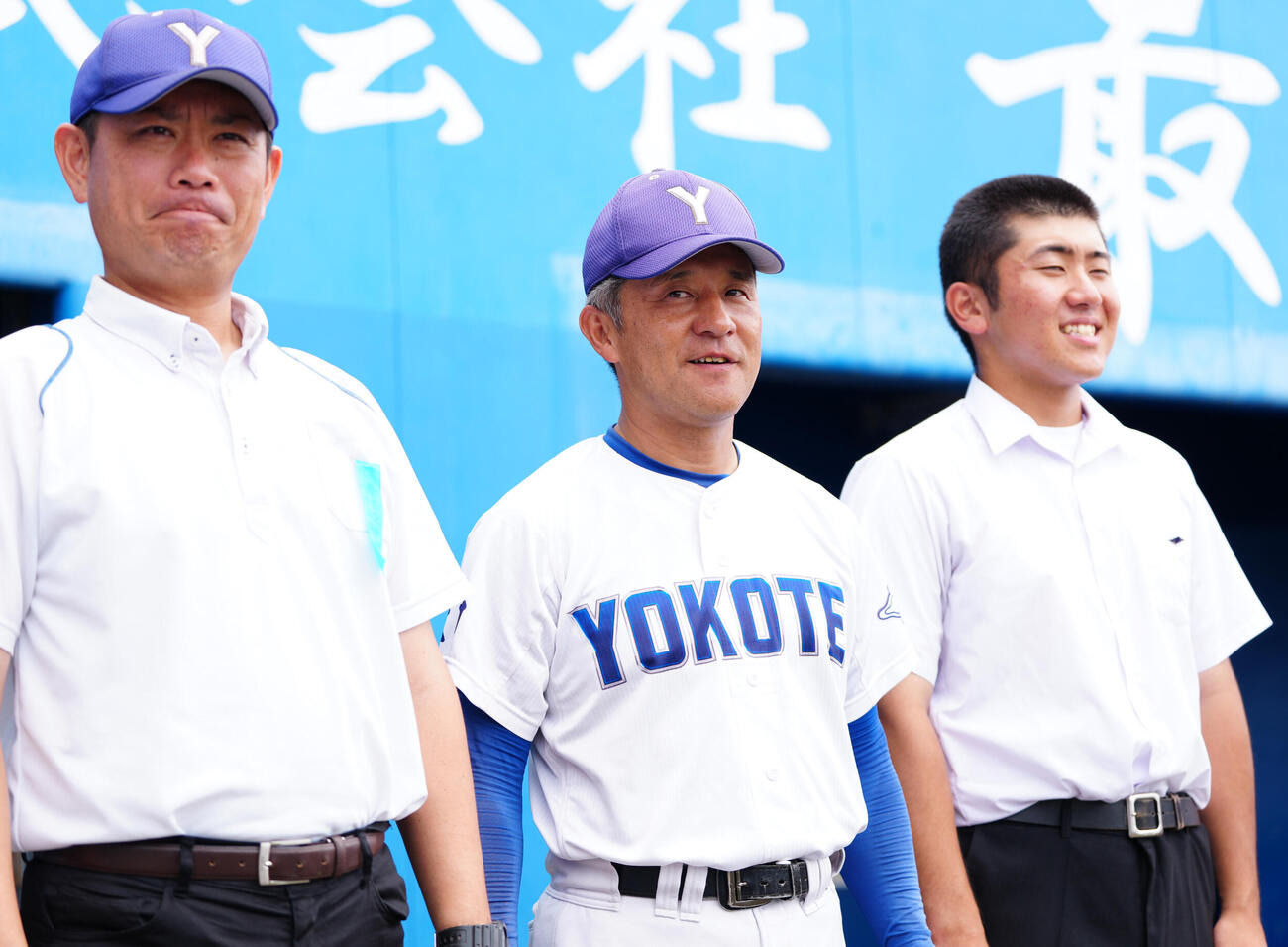 大曲工対横手　表彰式でベンチ前に整列する横手・山信田善宣監督（中央）（撮影・江口和貴）