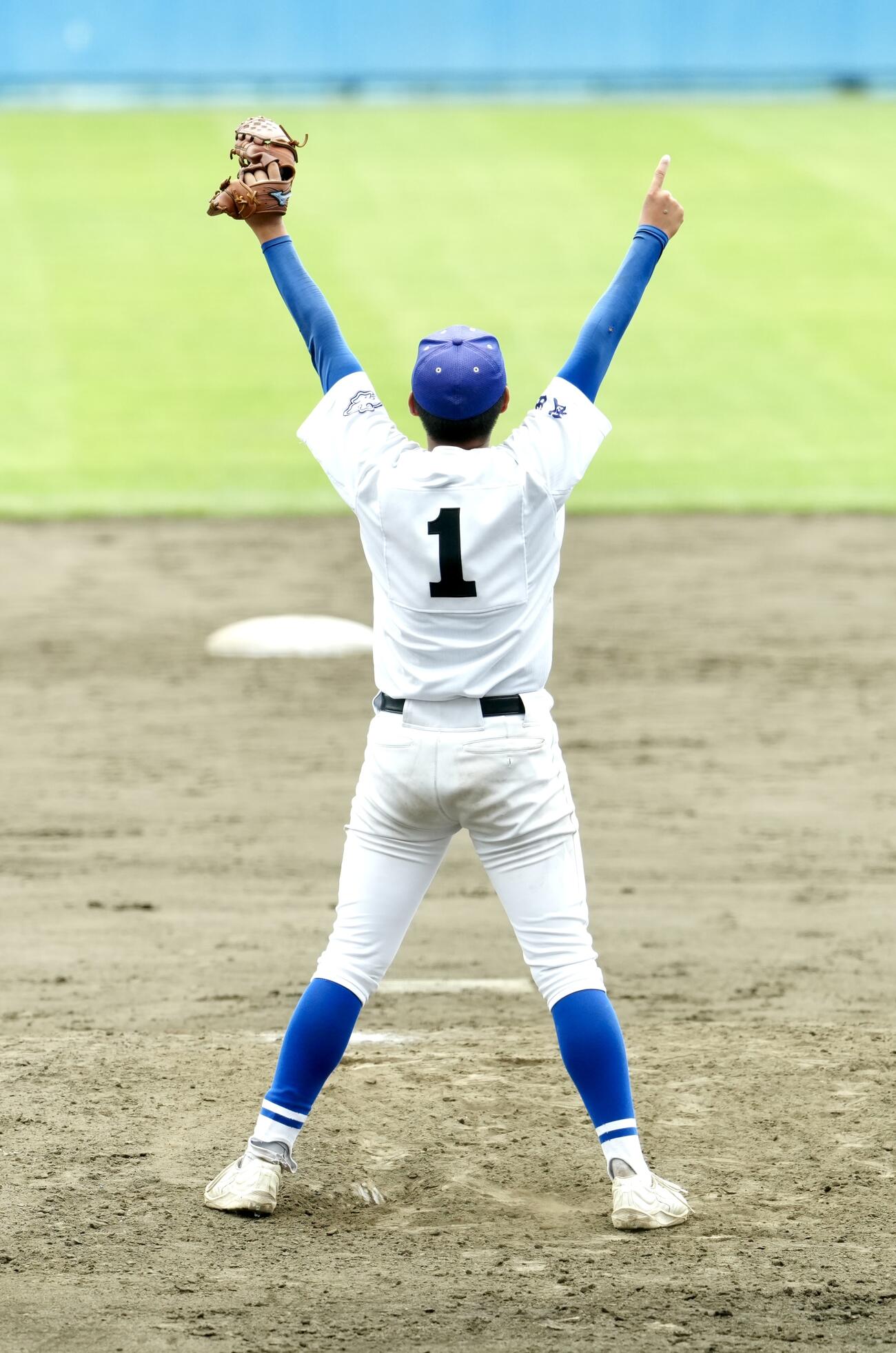 大曲工対横手　優勝し歓喜する横手・佐藤宙斗（撮影・江口和貴）