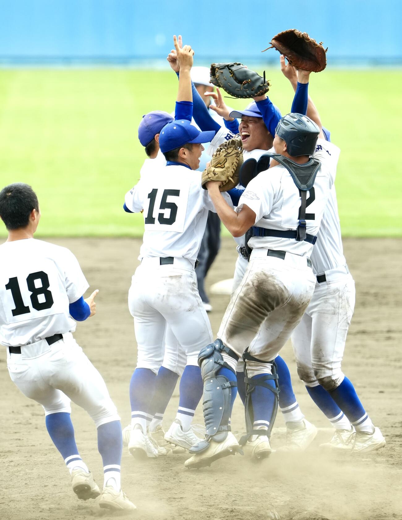 大曲工対横手　優勝し歓喜する佐藤宙斗（中央）ら横手の選手たち（撮影・江口和貴）