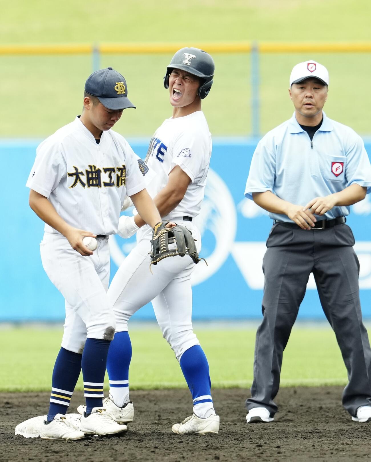 大曲工対横手　2回裏横手無死満塁、2点適時打を放ち、送球間に二塁へ進塁し、雄叫びを上げる三浦悠聖（中央）（撮影・江口和貴）