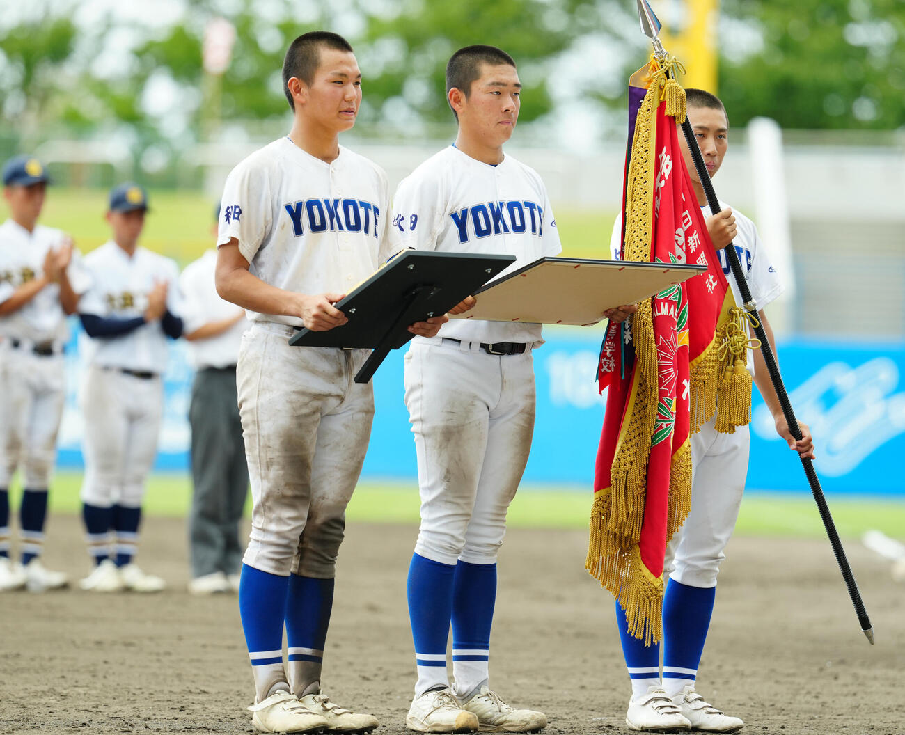 大曲工対横手　表彰式に臨む横手の選手たち。右から熊谷昌太、佐藤宙斗、加藤琉聖（撮影・江口和貴）