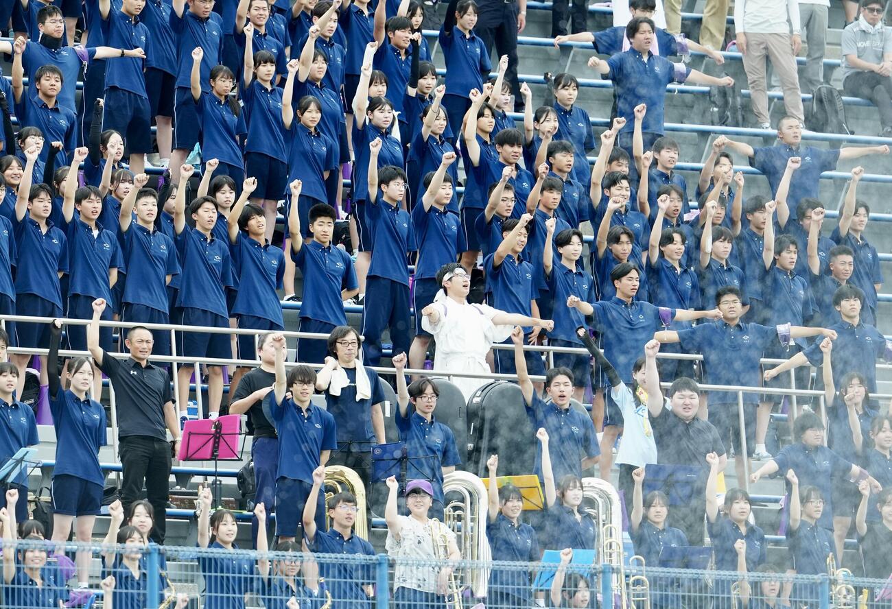 大曲工対横手　試合前、エールを送る横手の応援席（撮影・江口和貴）