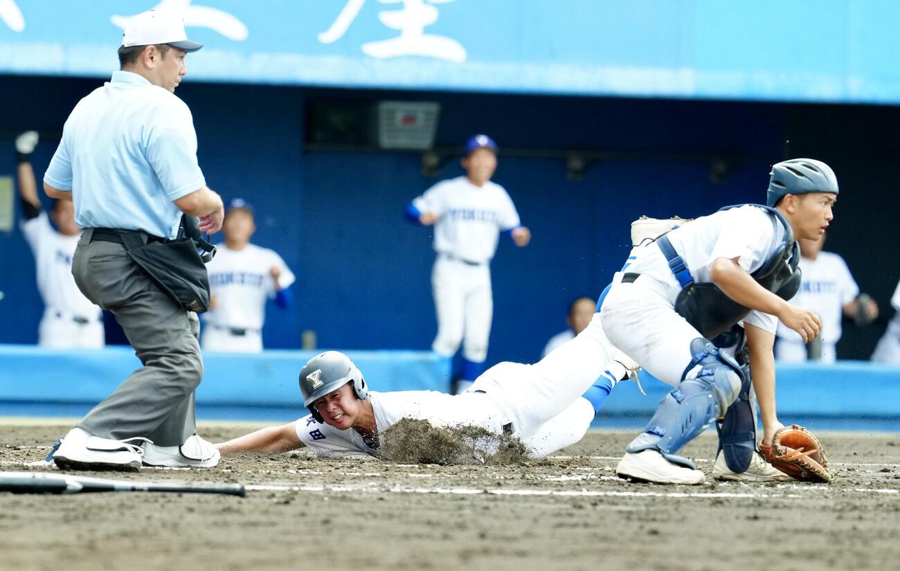 大曲工対横手　1回裏横手1死満塁、武田修治の先制犠飛で生還する三浦悠聖（中央）（撮影・江口和貴）