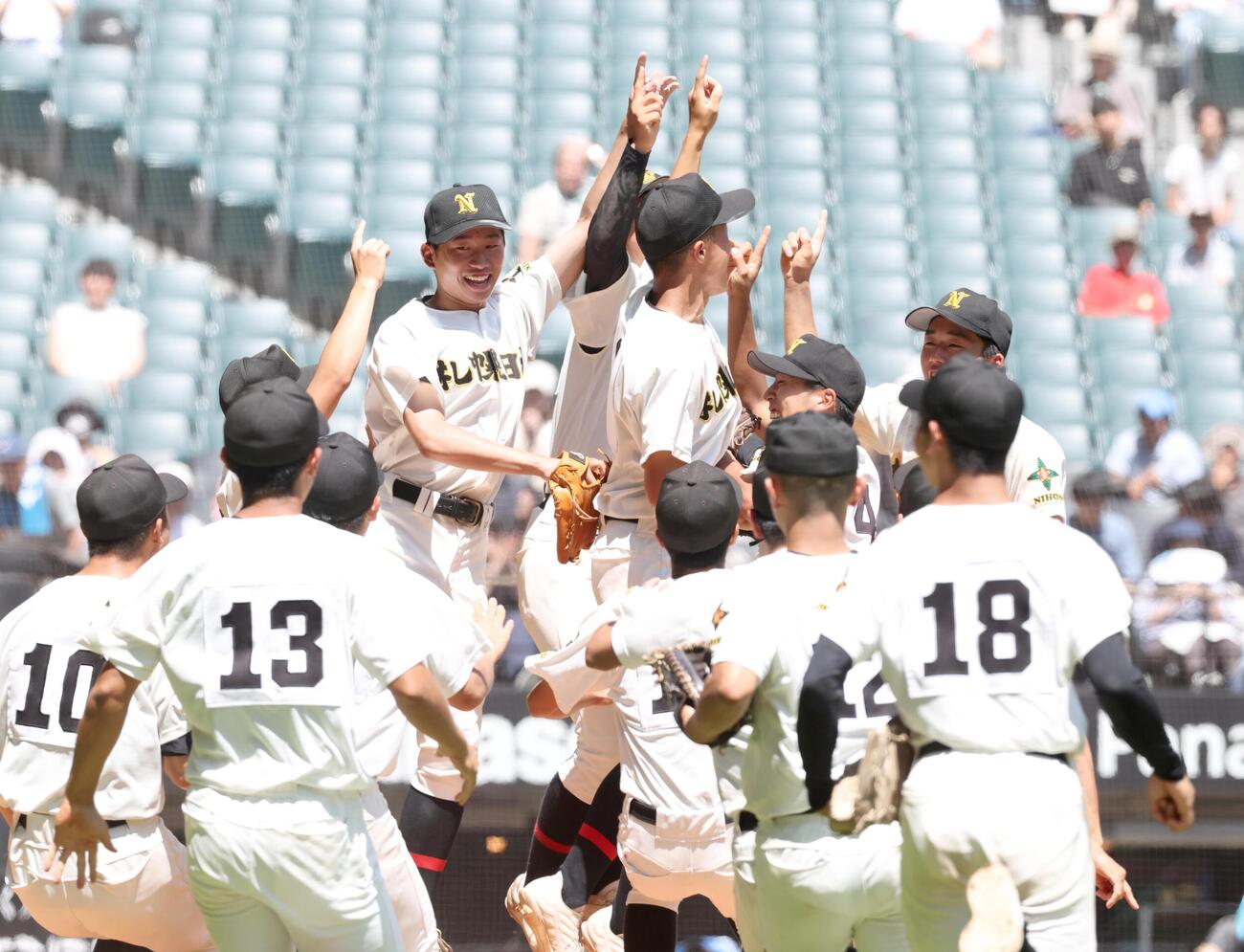 札幌日大対駒大苫小牧　優勝し喜ぶ札幌日大ナイン（撮影・黒川智章）