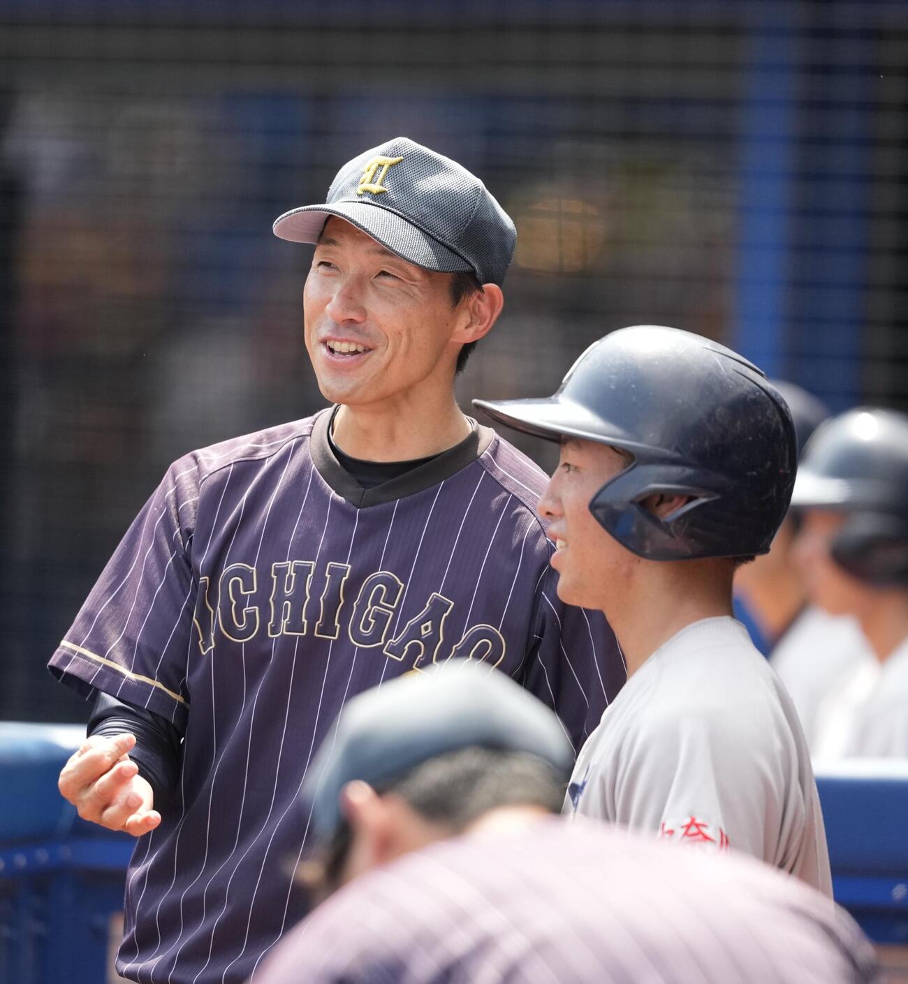 市ケ尾対横浜　3回裏、話をする市ケ尾・菅沢悠監督（左）と大塚遼（撮影・小島史椰）