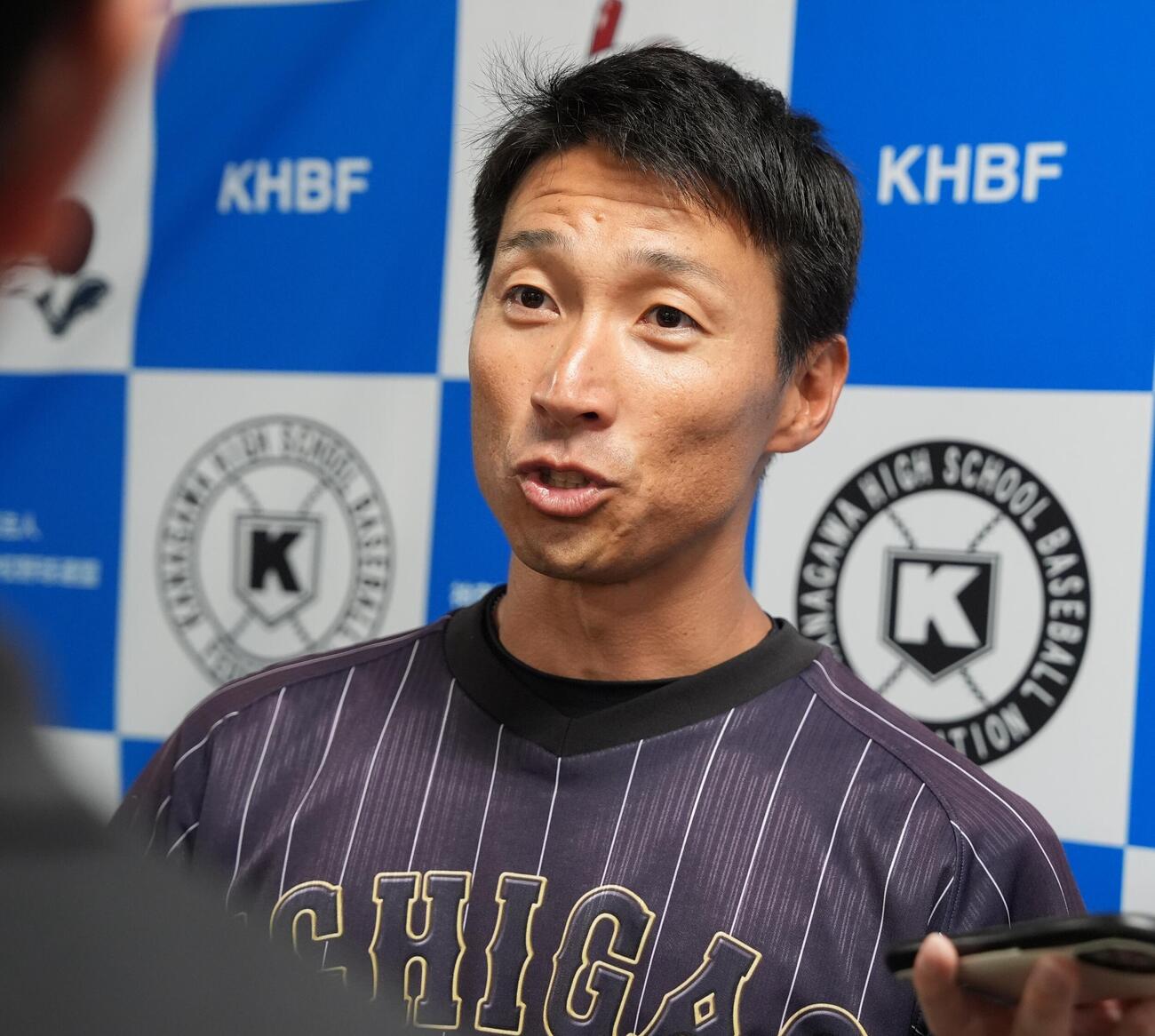 市ケ尾対横浜　横浜に敗れ囲み取材に応じる市ケ尾・菅沢悠監督（撮影・小島史椰）