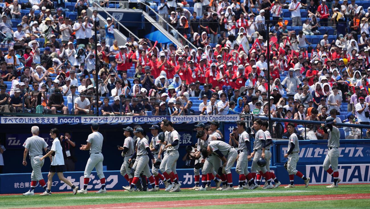 市ケ尾対横浜　横浜に敗れガックリする市ケ尾の選手たち（撮影・小島史椰）