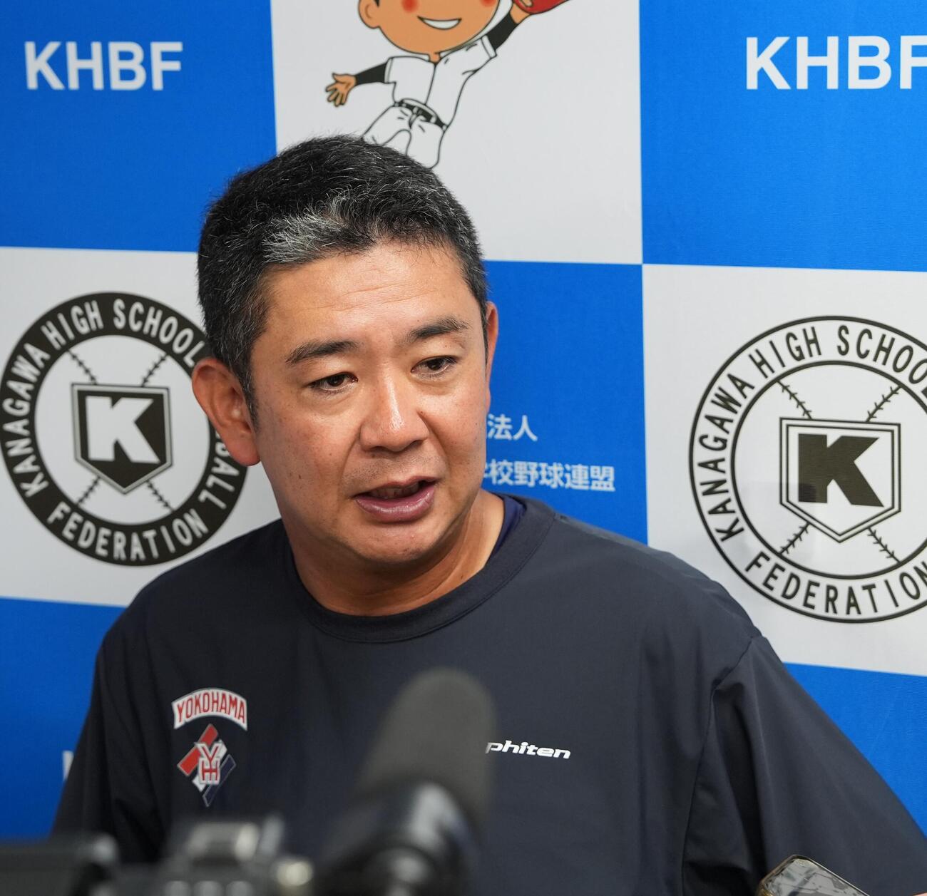 市ケ尾対横浜　市ケ尾に勝利し囲み取材に応じる横浜・村田浩明監督（撮影・小島史椰）