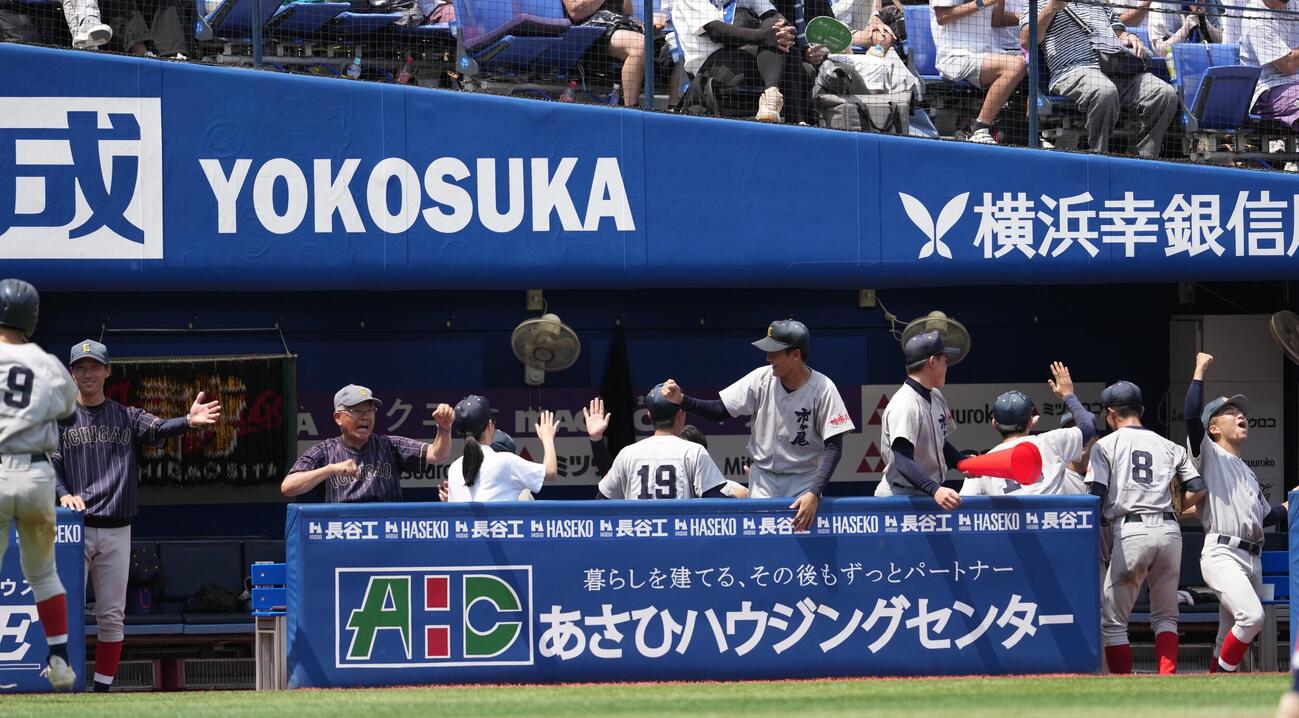 市ケ尾対横浜　5回表市ケ尾2死一塁、大塚遼の適時三塁打で盛り上がる市ケ尾の選手たち（撮影・小島史椰）