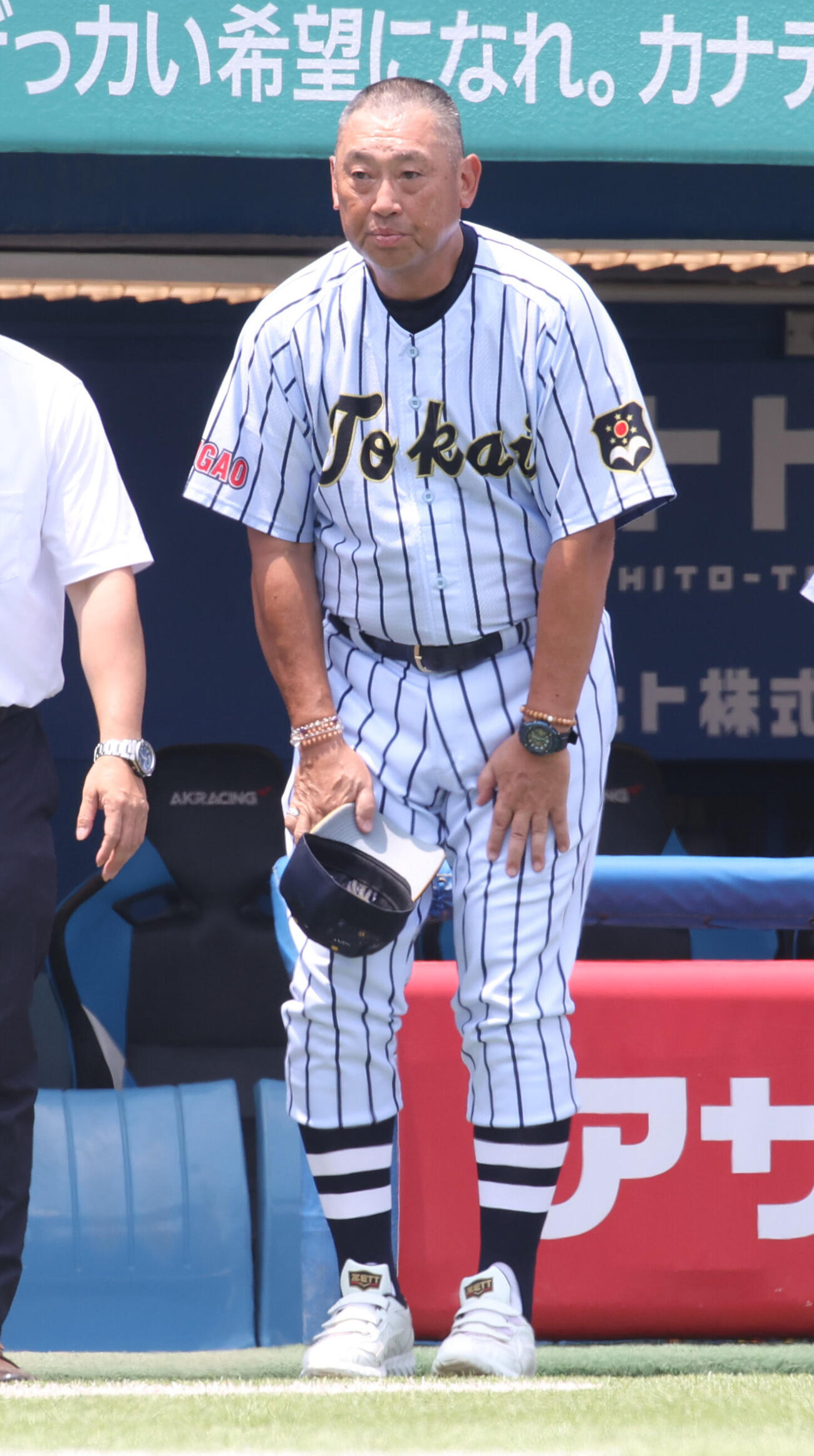 日大三対東海大菅生　試合前に一礼する東海大菅生・若林弘泰監督（撮影・柴田隆二）