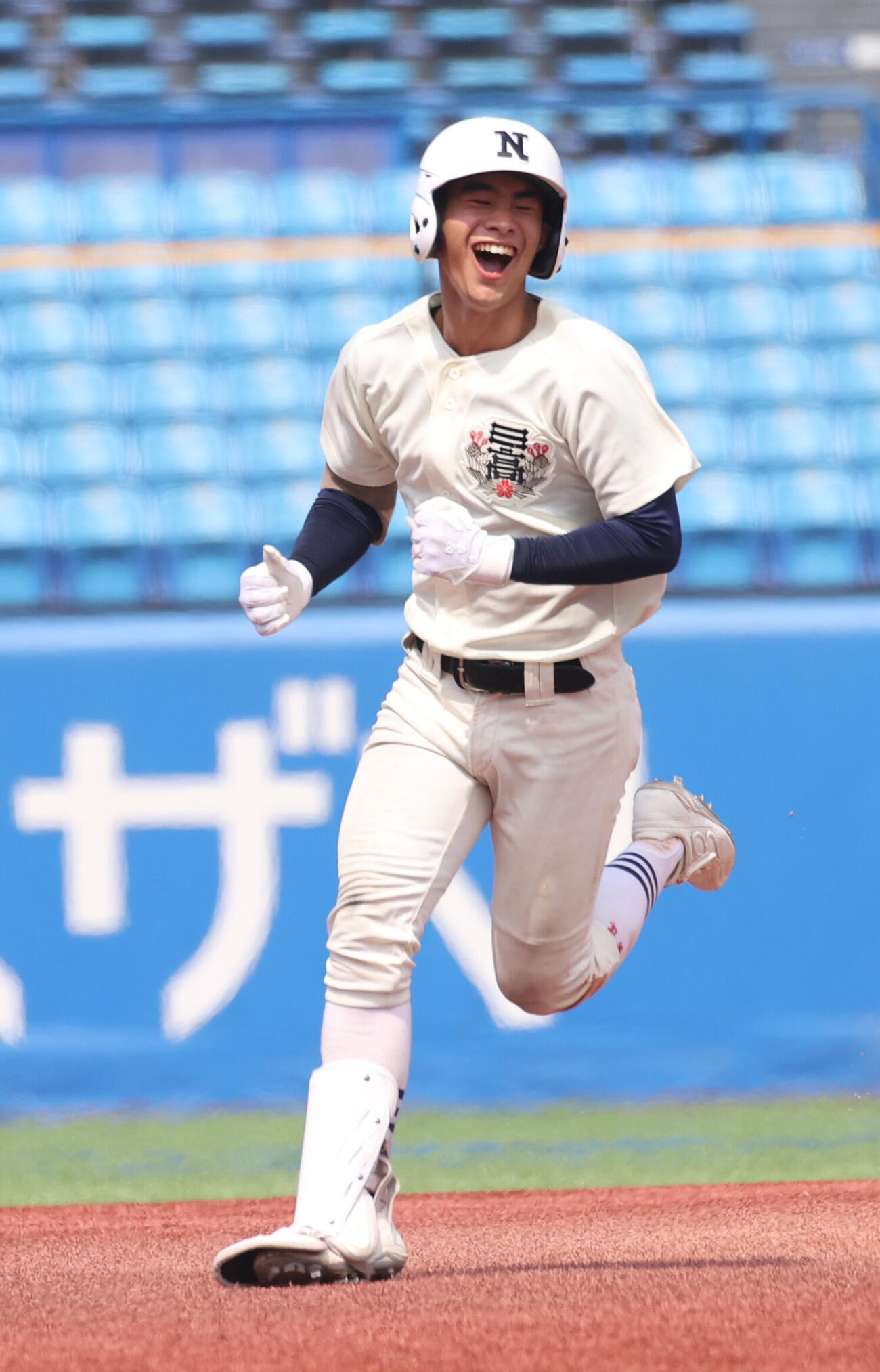 日大三対東海大菅生　9回表日大三2死二、三塁、高道海心は逆転3ランを放ち笑顔を見せる（撮影・柴田隆二）