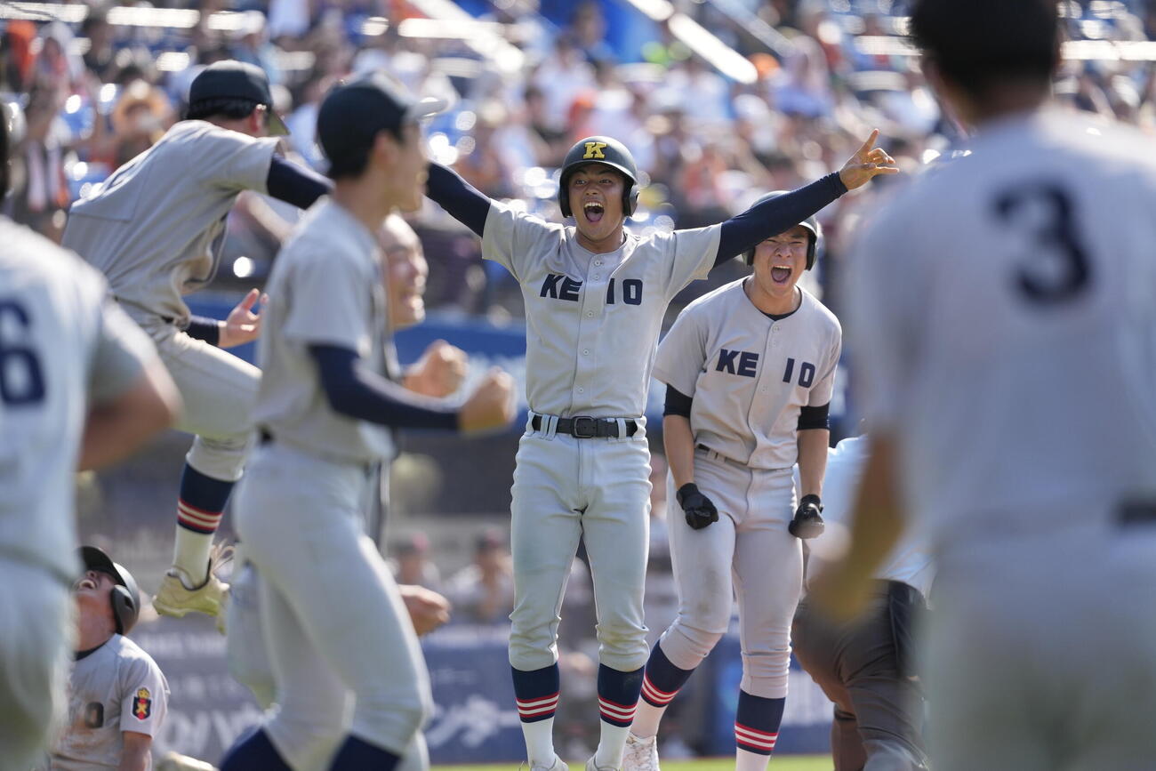 立花学園対慶応　立花学園にサヨナラ勝ちし喜びを爆発させる慶応の選手たち（撮影・小島史椰）