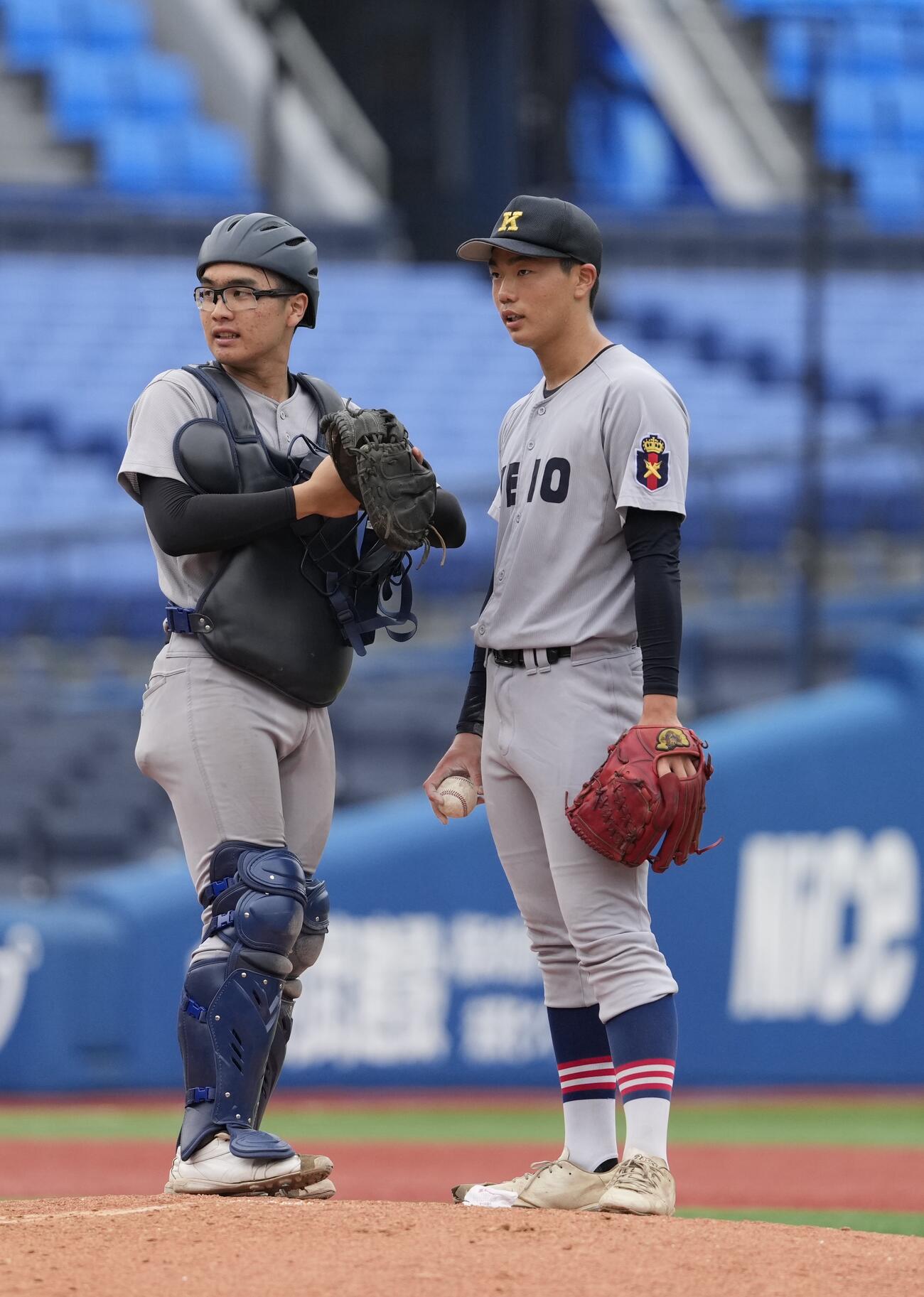 立花学園対慶応　4回表立花学園2死三塁、マウンドに集まり話をする延末遵太（左）と湯本琢心（撮影・小島史椰）