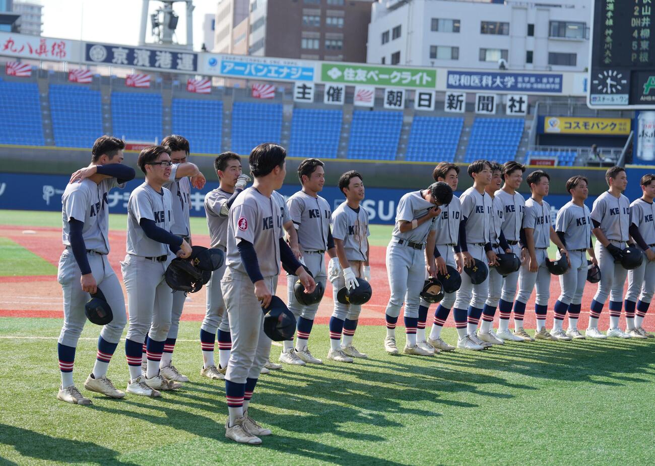 立花学園対慶応　立花学園に勝利し涙を流しながらスタンドにあいさつする慶応の選手たち（撮影・小島史椰）