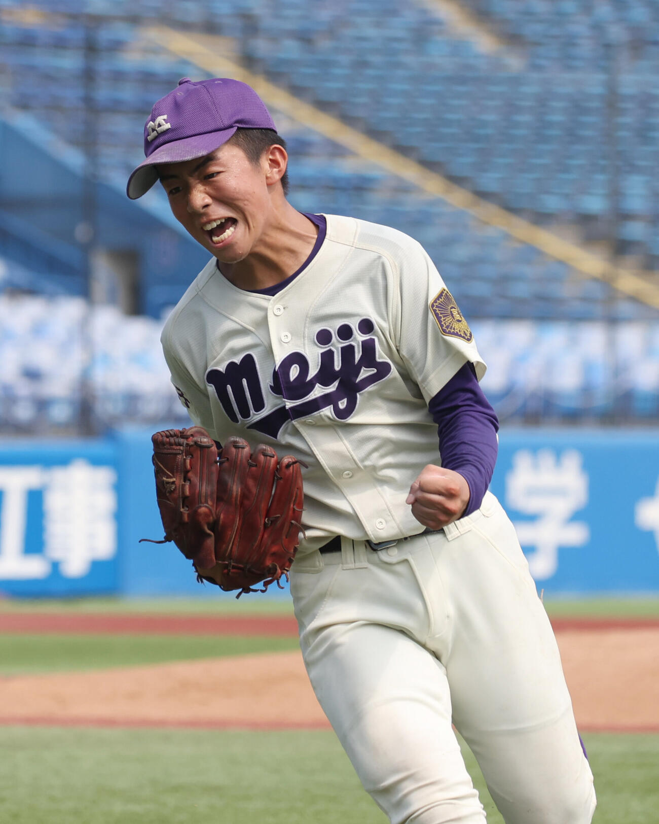 明大八王子対聖パウロ学園　2回、ピンチを抑えガッツポーズする明大八王子・西村一伽（撮影・柴田隆二）