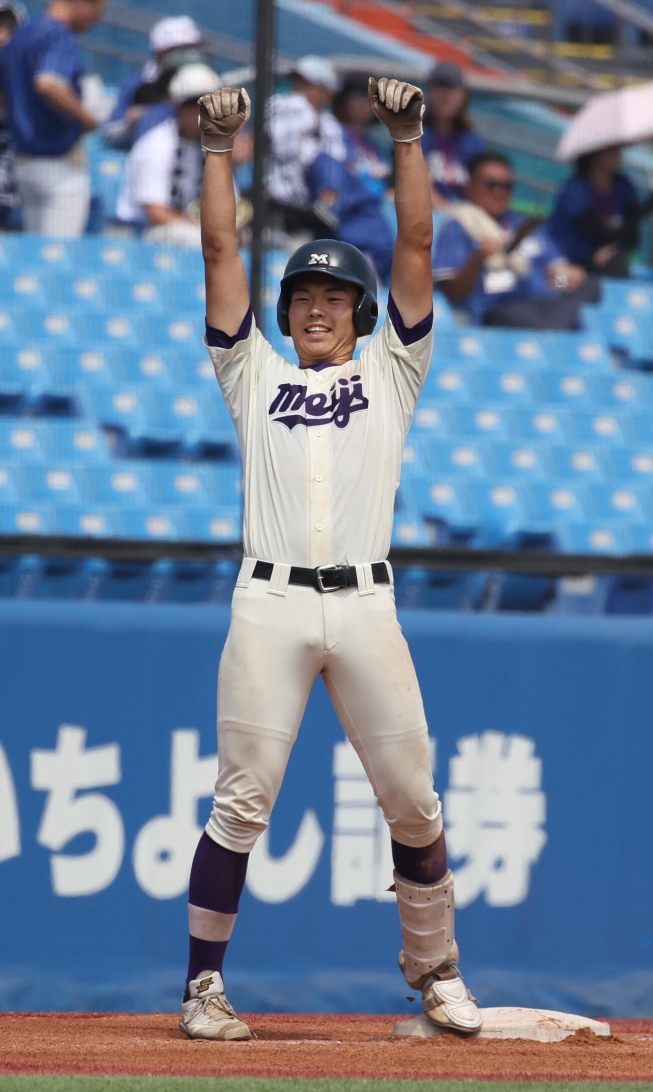 明大八王子対聖パウロ学園　6回表明大八王子2死一塁、松井悠真は適時三塁打を放ちガッツポーズする（撮影・柴田隆二）