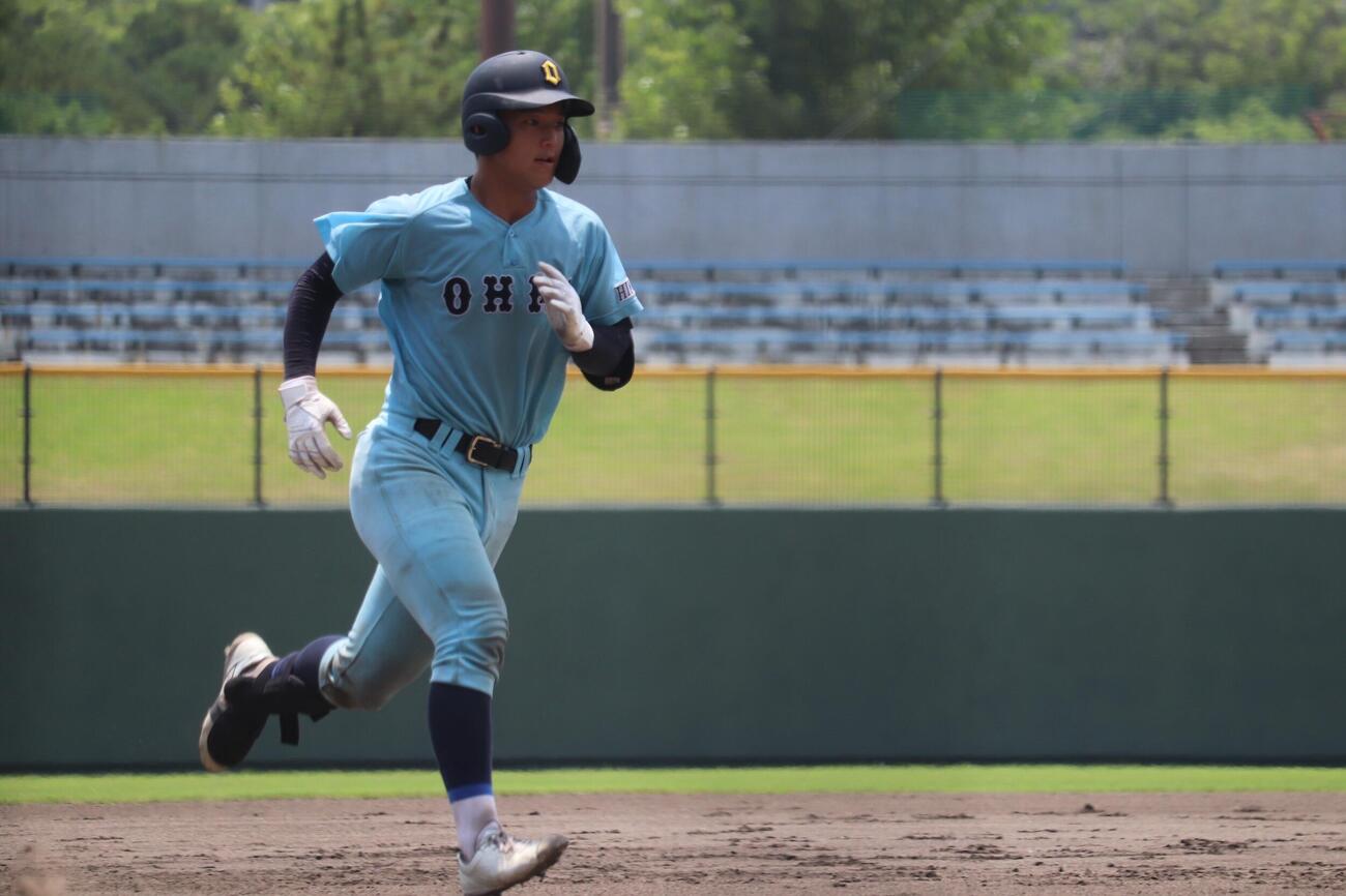 彦根東戦で4回に本塁打を放った近江・杉本将吾（撮影・佐藤妙月）
