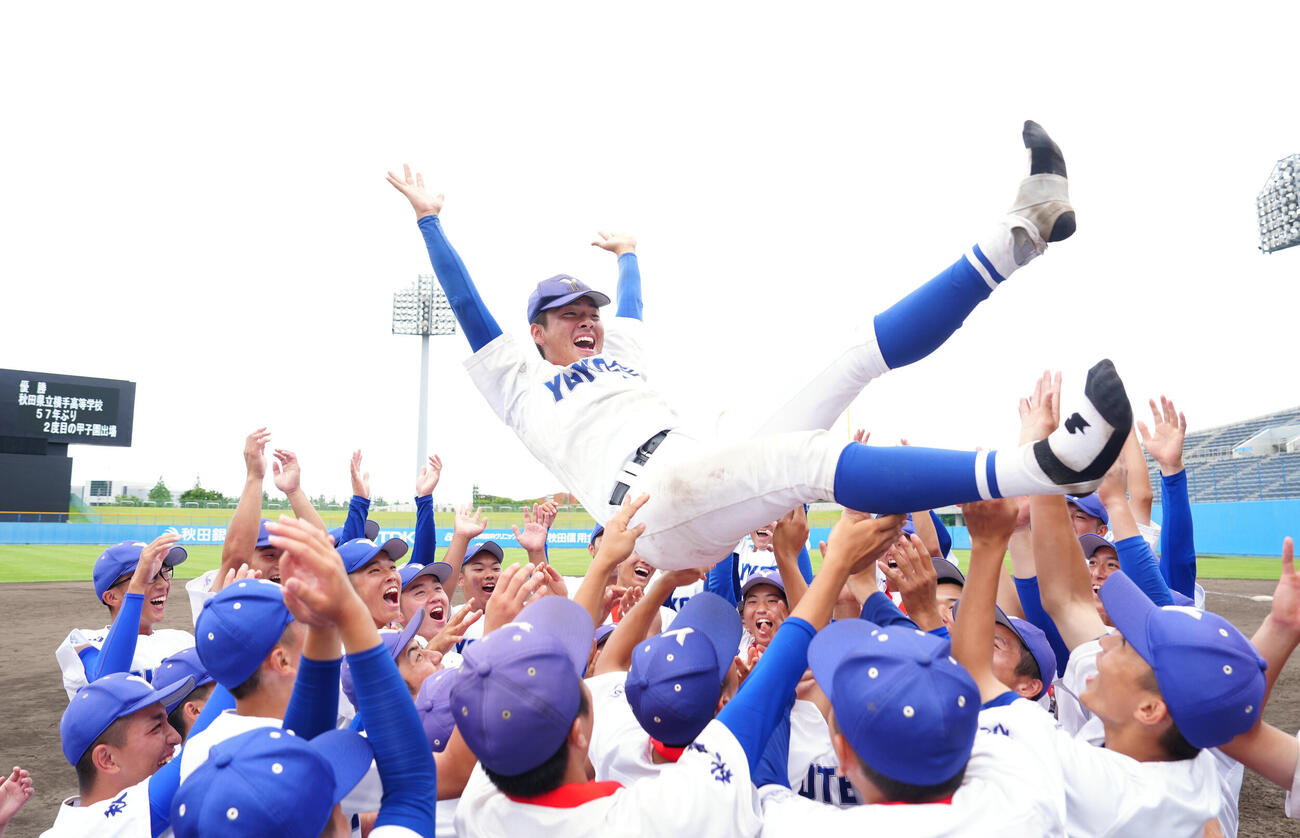大曲工対横手　優勝を決め、チームメートに胴上げされる横手・佐藤宙斗（撮影・江口和貴）
