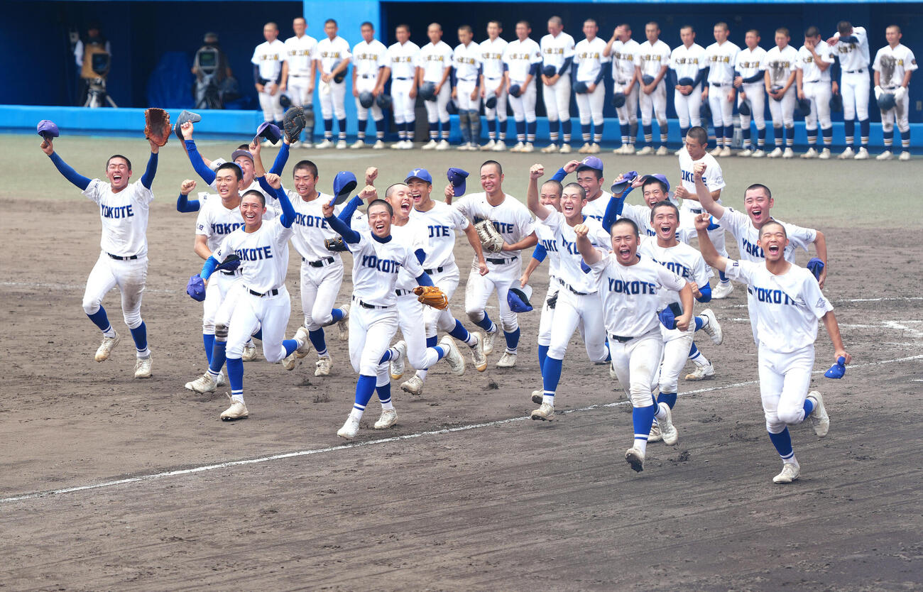 大曲工対横手　優勝し応援席へ向かって、駆け出す佐藤宙斗（左端）ら横手の選手たち（撮影・江口和貴）