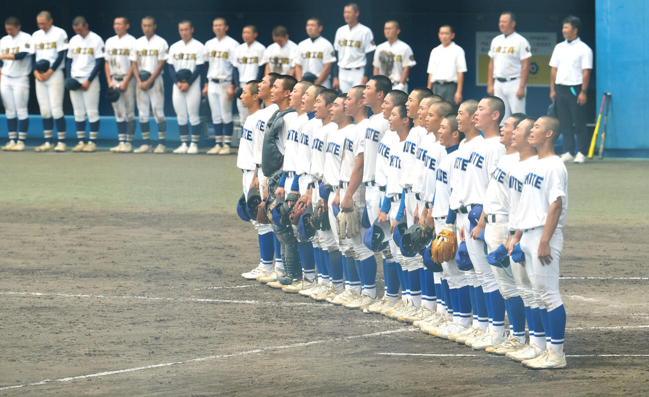 大曲工対横手　57年ぶり優勝を決め、校歌を歌う横手の選手たち（撮影・江口和貴）