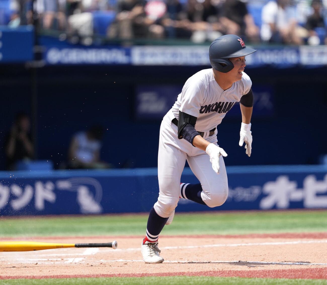 市ケ尾対横浜　6回裏横浜2死二塁、2点本塁打を放つ川上慧（撮影・小島史椰）