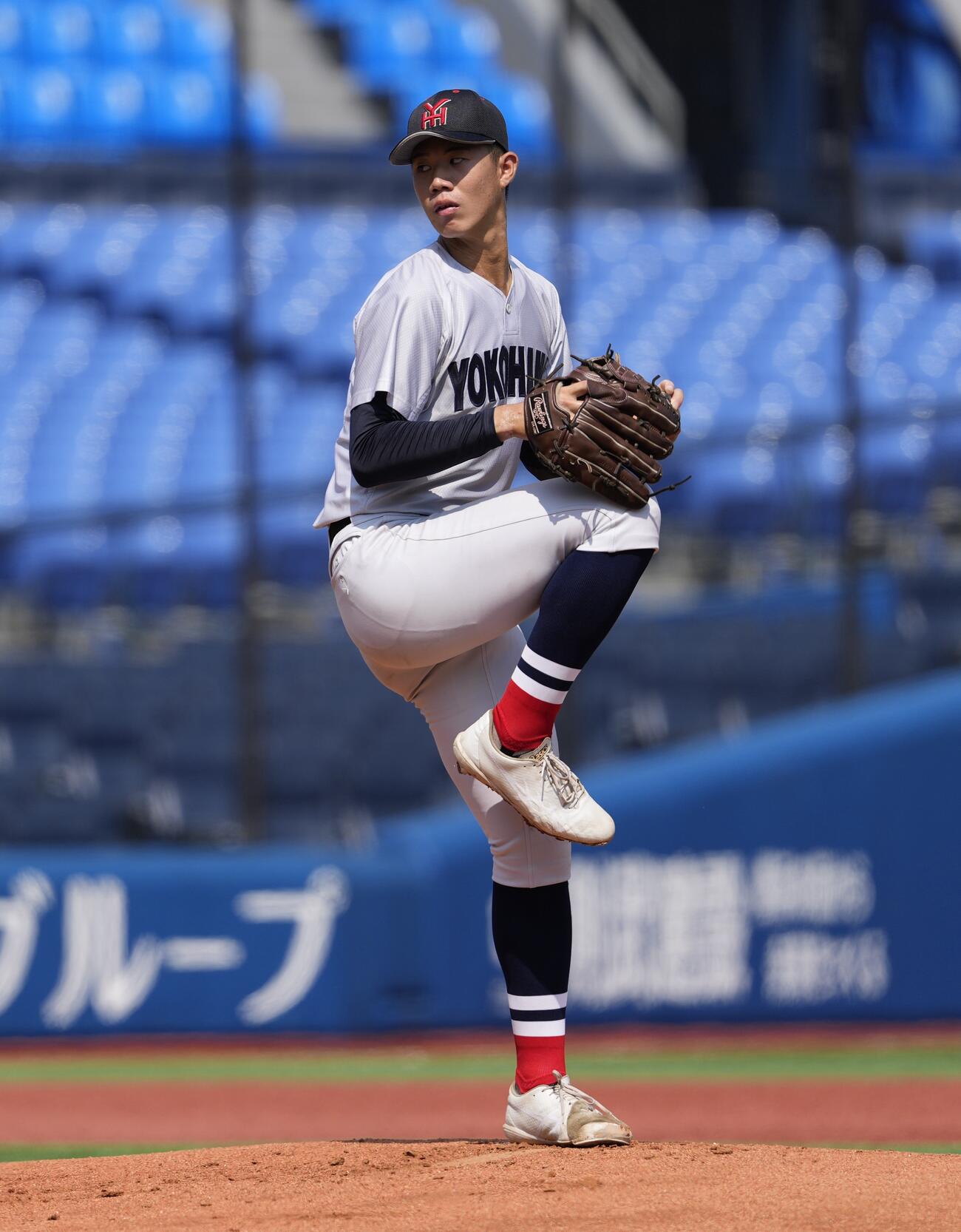市ケ尾対横浜　力投する先発の横浜・小林鉄三郎（撮影・小島史椰）